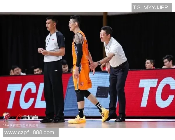 刘铮的奋斗历程与篮球梦想：从青涩少年到职业球员的成长之路